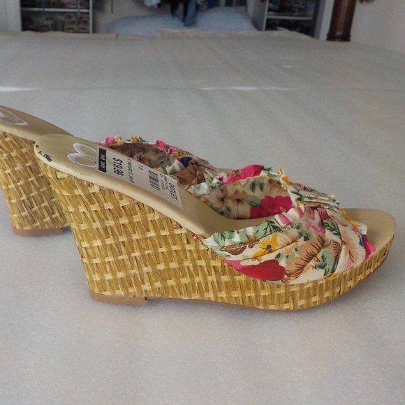 SOLD Multi Color Fabric Platform Sandals NEW - Picture 2 of 8